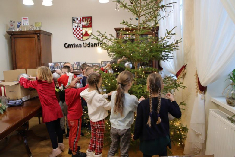 Wspólne ubieranie choinki