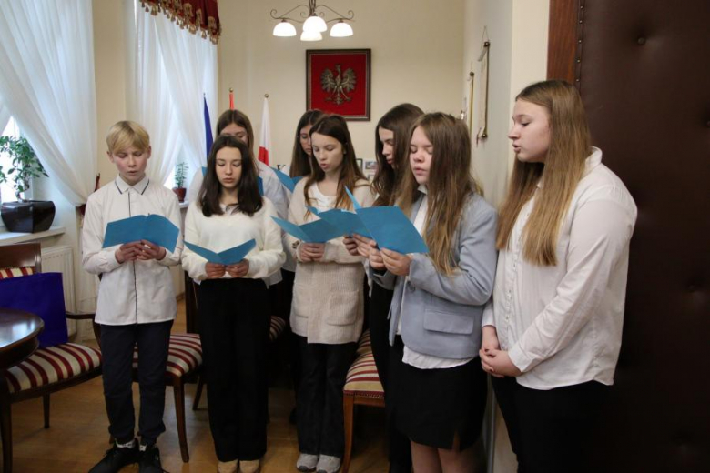 Wspólne ubieranie choinki