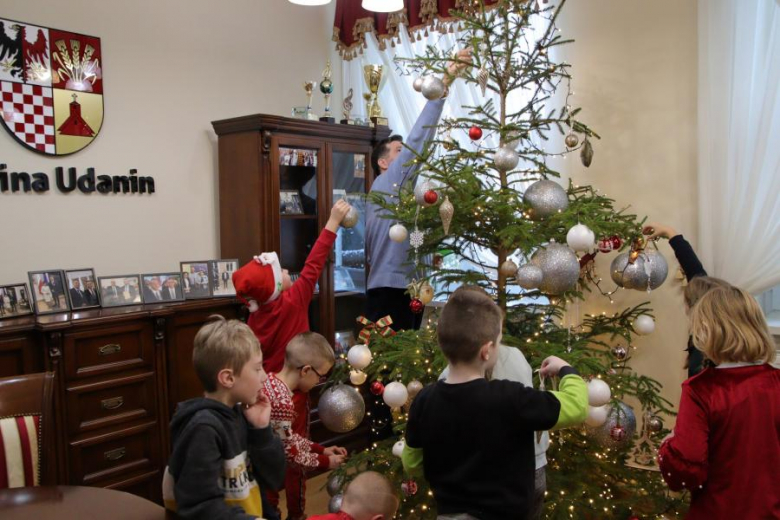 Wspólne ubieranie choinki