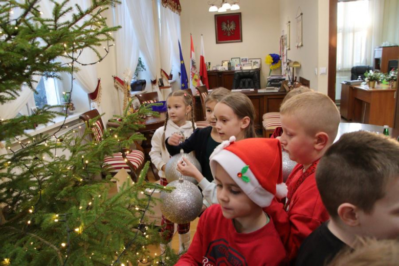 Wspólne ubieranie choinki