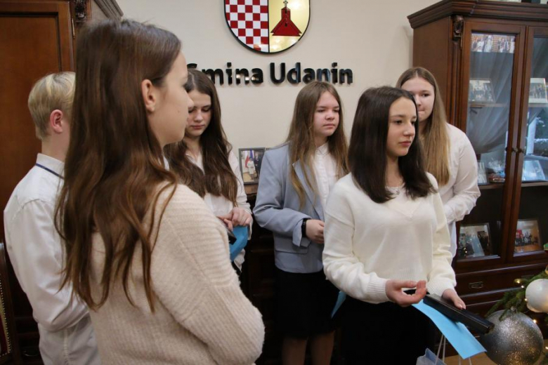 Wspólne ubieranie choinki