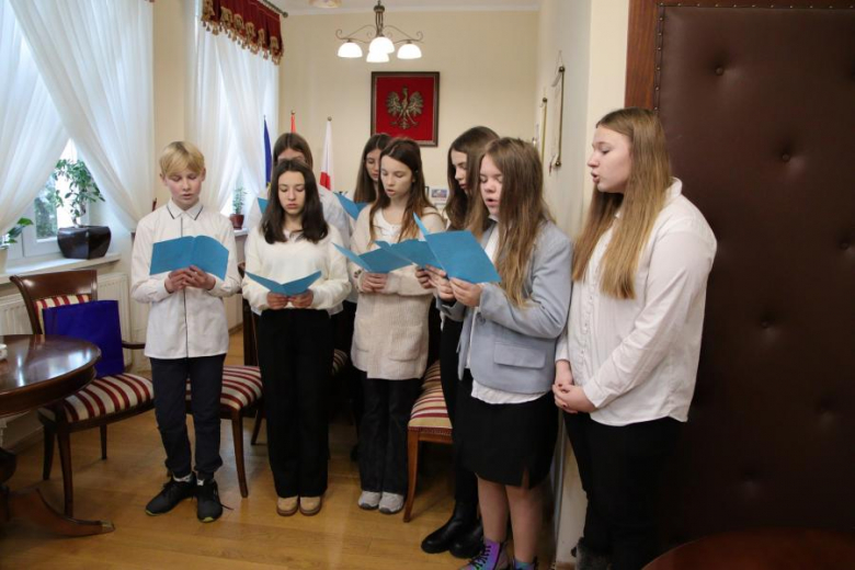 Wspólne ubieranie choinki