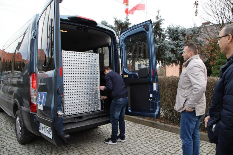  Nowy samochód do przewozu osób niepełnosprawnych w gminie Udanin odebrany