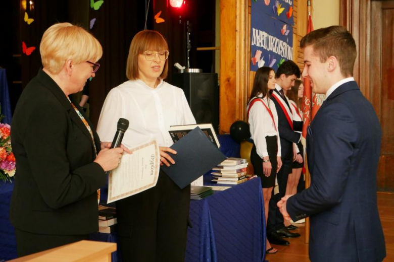 Powiatowe szkoły pożegnały maturzystów