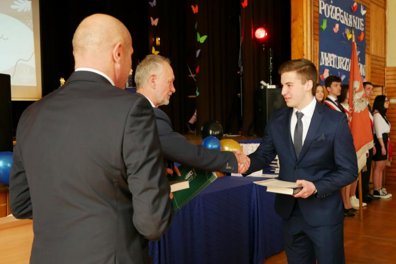 Powiatowe szkoły pożegnały maturzystów