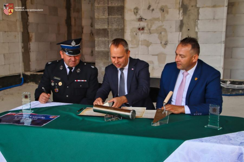 Wmurowanie kamienia węgielnego pod budowę dwóch remiz strażackich