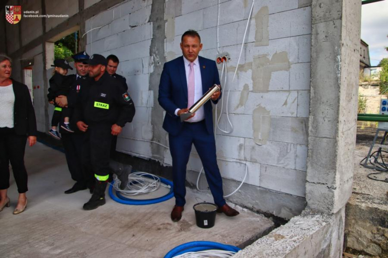 Wmurowanie kamienia węgielnego pod budowę dwóch remiz strażackich