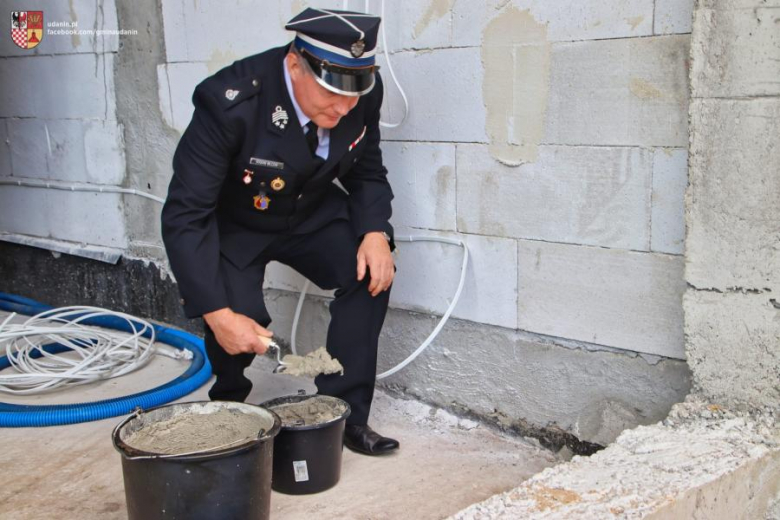 Wmurowanie kamienia węgielnego pod budowę dwóch remiz strażackich