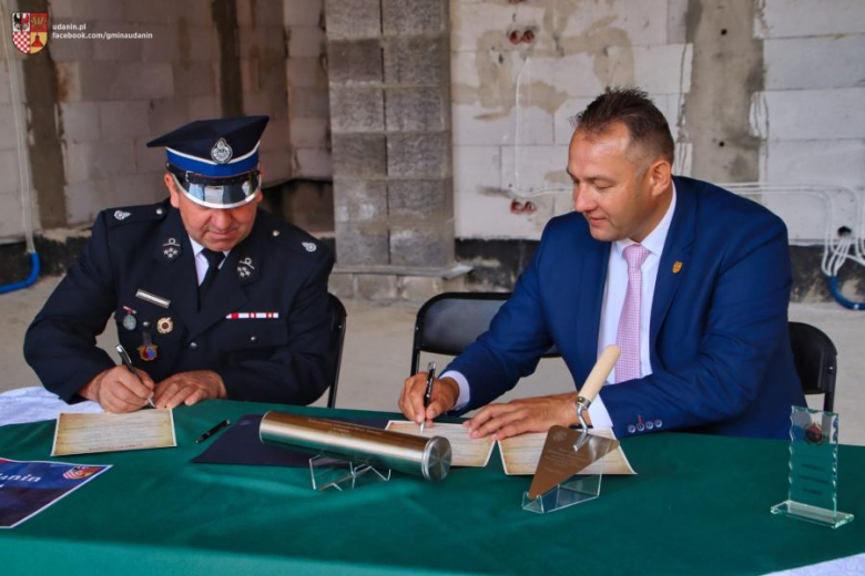 Wmurowanie kamienia węgielnego pod budowę dwóch remiz strażackich