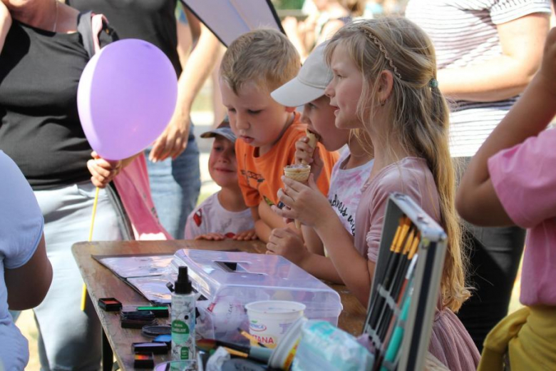 Lato z Komarami w Malczycach