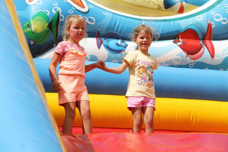 Lato z Komarami w Malczycach