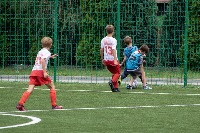 Nowa nawierzchnia na orliku w Lutyni