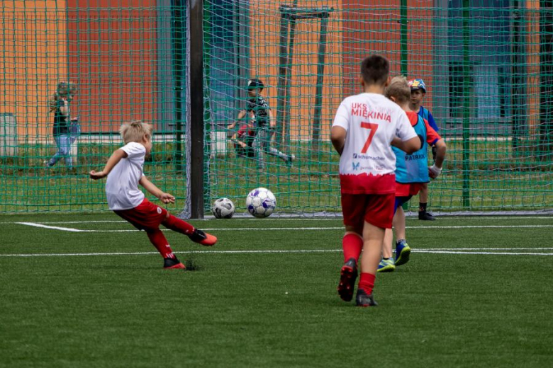 Nowa nawierzchnia na orliku w Lutyni