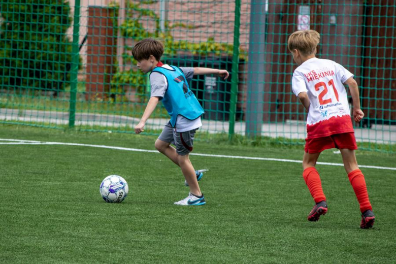 Nowa nawierzchnia na orliku w Lutyni