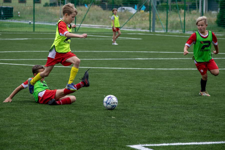 Nowa nawierzchnia na orliku w Lutyni