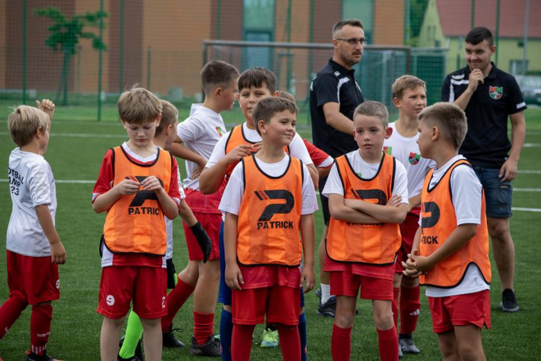 Nowa nawierzchnia na orliku w Lutyni