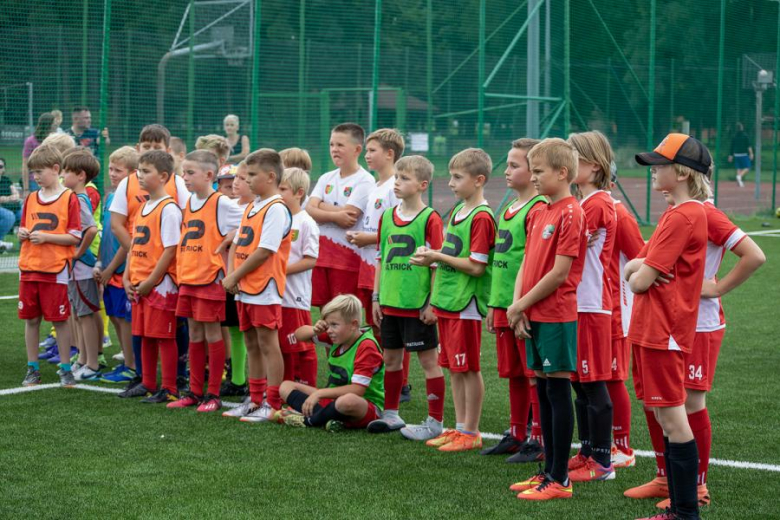 Nowa nawierzchnia na orliku w Lutyni