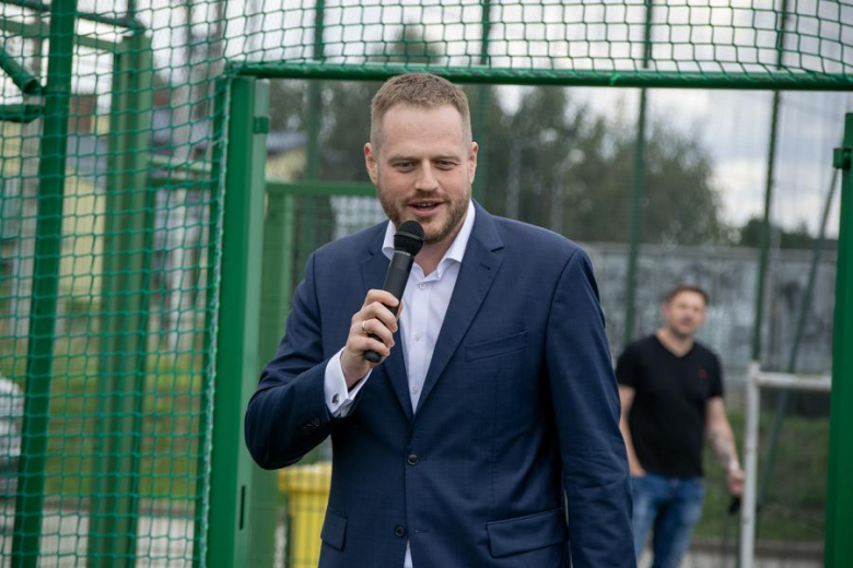 Nowa nawierzchnia na orliku w Lutyni