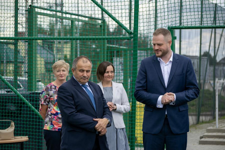 Nowa nawierzchnia na orliku w Lutyni