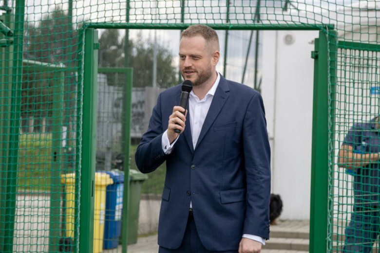 Nowa nawierzchnia na orliku w Lutyni