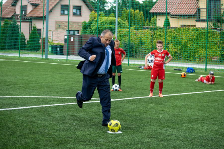 Nowa nawierzchnia na orliku w Lutyni