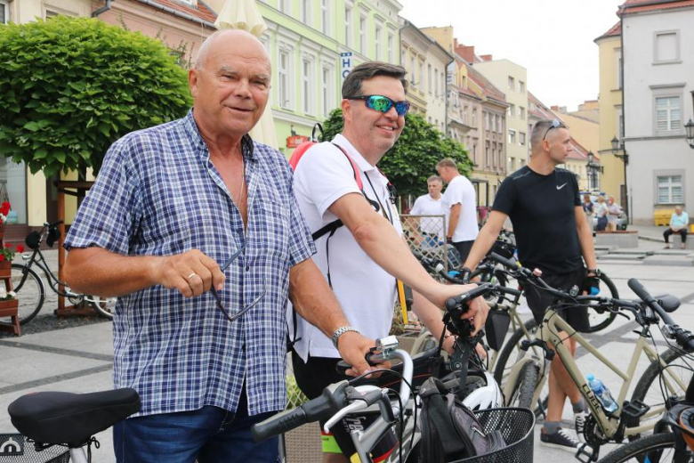 Ponad pięćdziesiąt osób nie wystraszyło się pogody i wzięło udział w powiatowym rajdzie rowerowym na