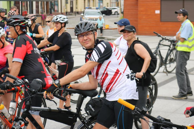 Ponad pięćdziesiąt osób nie wystraszyło się pogody i wzięło udział w powiatowym rajdzie rowerowym na