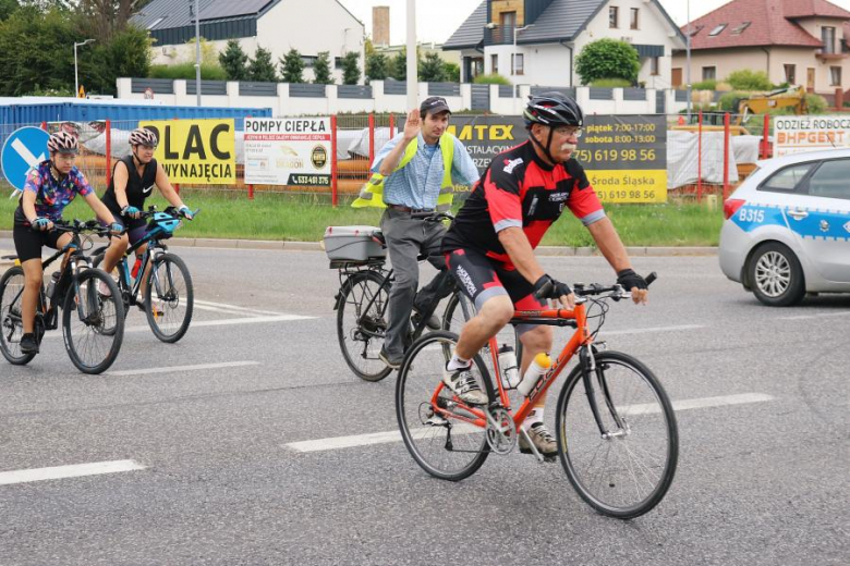 Ponad pięćdziesiąt osób nie wystraszyło się pogody i wzięło udział w powiatowym rajdzie rowerowym na
