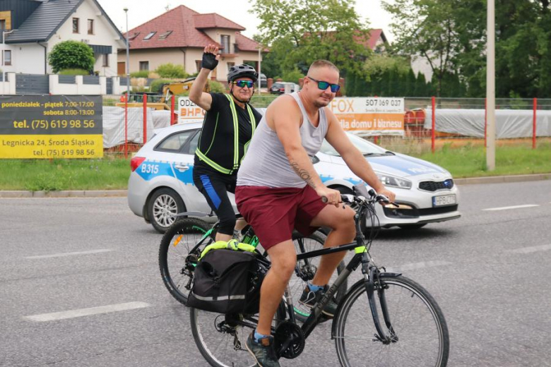 Ponad pięćdziesiąt osób nie wystraszyło się pogody i wzięło udział w powiatowym rajdzie rowerowym na