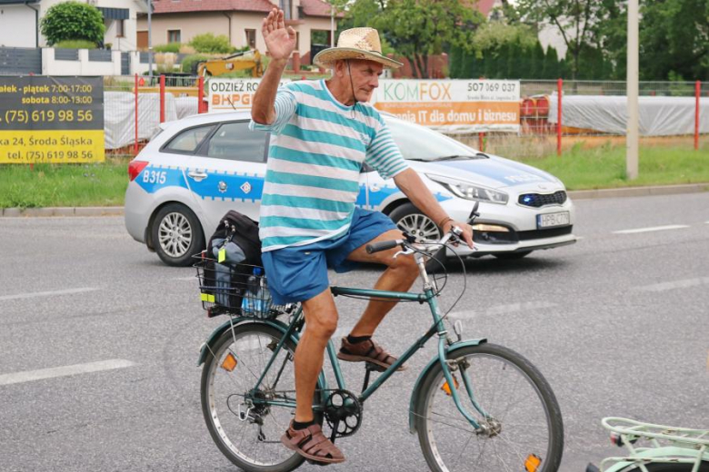 Ponad pięćdziesiąt osób nie wystraszyło się pogody i wzięło udział w powiatowym rajdzie rowerowym na