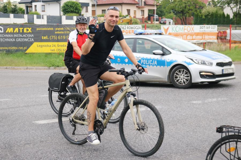 Ponad pięćdziesiąt osób nie wystraszyło się pogody i wzięło udział w powiatowym rajdzie rowerowym na