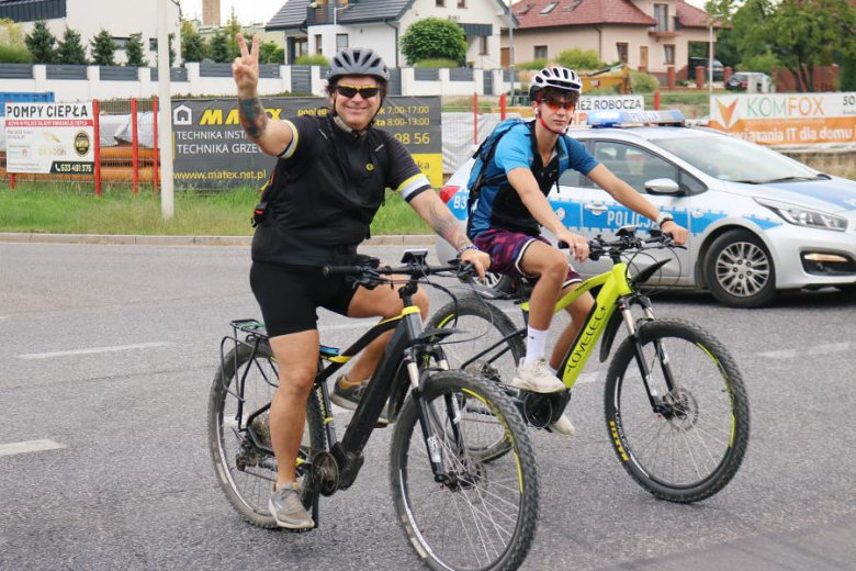 Ponad pięćdziesiąt osób nie wystraszyło się pogody i wzięło udział w powiatowym rajdzie rowerowym na