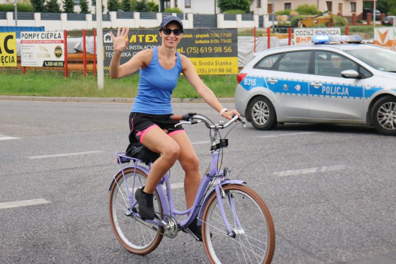 Ponad pięćdziesiąt osób nie wystraszyło się pogody i wzięło udział w powiatowym rajdzie rowerowym na