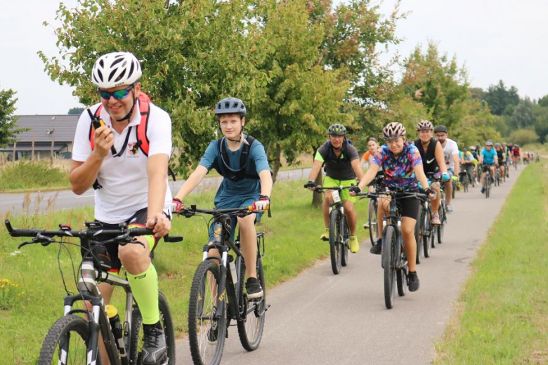 Ponad pięćdziesiąt osób nie wystraszyło się pogody i wzięło udział w powiatowym rajdzie rowerowym na