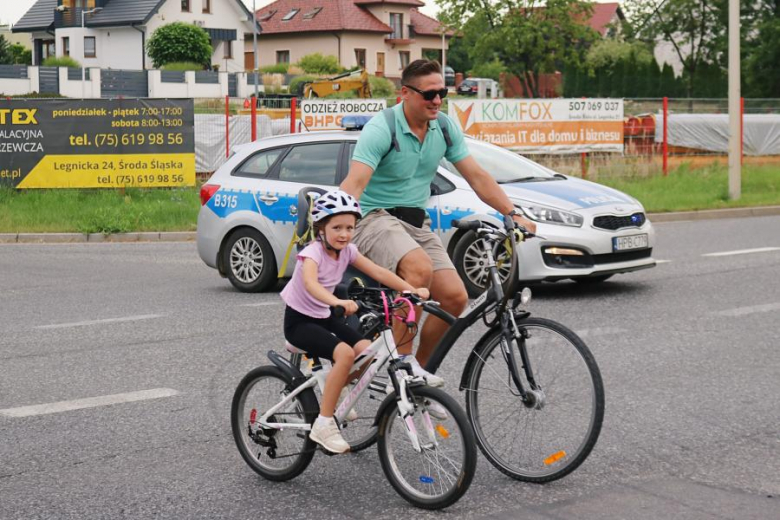 Ponad pięćdziesiąt osób nie wystraszyło się pogody i wzięło udział w powiatowym rajdzie rowerowym na