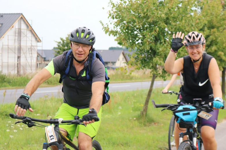 Ponad pięćdziesiąt osób nie wystraszyło się pogody i wzięło udział w powiatowym rajdzie rowerowym na