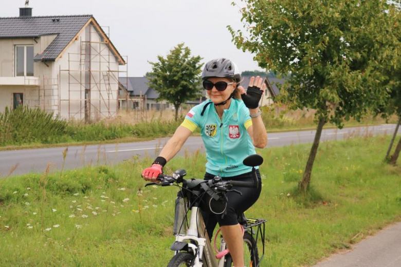 Ponad pięćdziesiąt osób nie wystraszyło się pogody i wzięło udział w powiatowym rajdzie rowerowym na