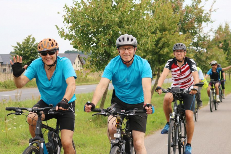 Ponad pięćdziesiąt osób nie wystraszyło się pogody i wzięło udział w powiatowym rajdzie rowerowym na