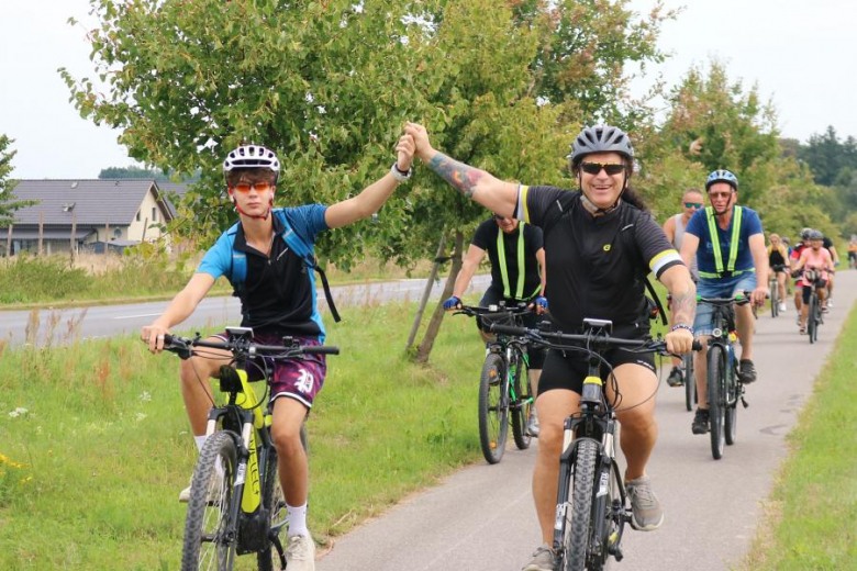 Ponad pięćdziesiąt osób nie wystraszyło się pogody i wzięło udział w powiatowym rajdzie rowerowym na
