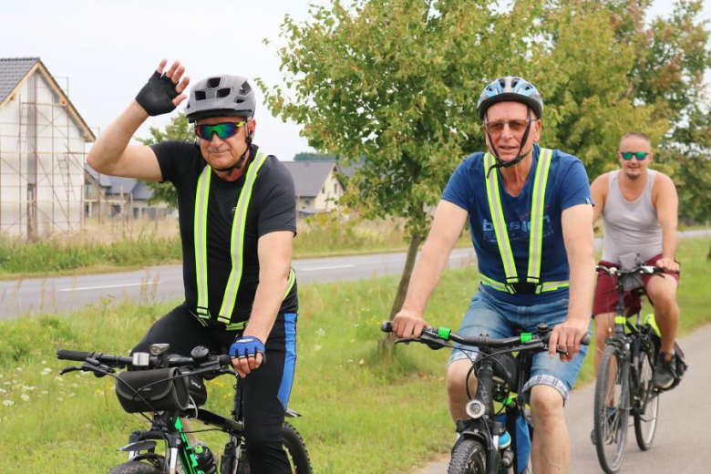 Ponad pięćdziesiąt osób nie wystraszyło się pogody i wzięło udział w powiatowym rajdzie rowerowym na