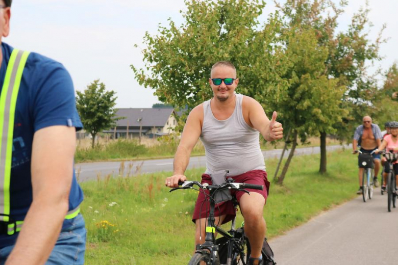 Ponad pięćdziesiąt osób nie wystraszyło się pogody i wzięło udział w powiatowym rajdzie rowerowym na