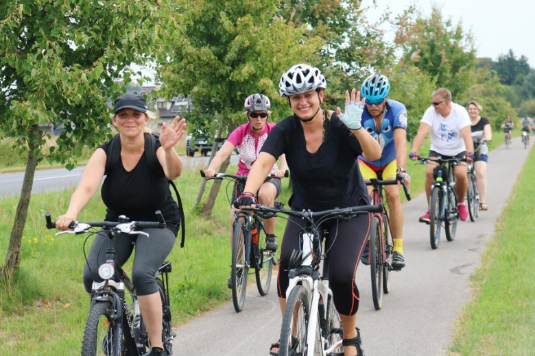 Ponad pięćdziesiąt osób nie wystraszyło się pogody i wzięło udział w powiatowym rajdzie rowerowym na