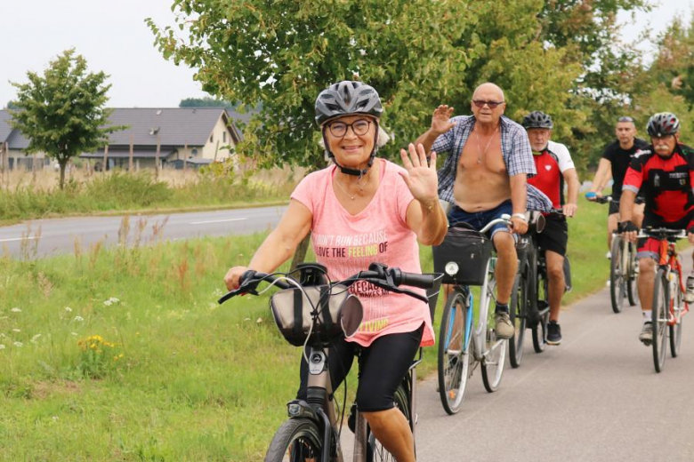 Ponad pięćdziesiąt osób nie wystraszyło się pogody i wzięło udział w powiatowym rajdzie rowerowym na