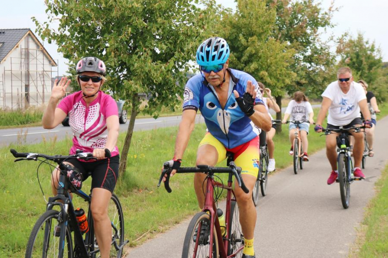 Ponad pięćdziesiąt osób nie wystraszyło się pogody i wzięło udział w powiatowym rajdzie rowerowym na