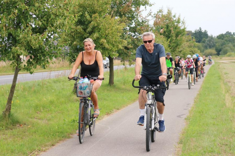 Ponad pięćdziesiąt osób nie wystraszyło się pogody i wzięło udział w powiatowym rajdzie rowerowym na