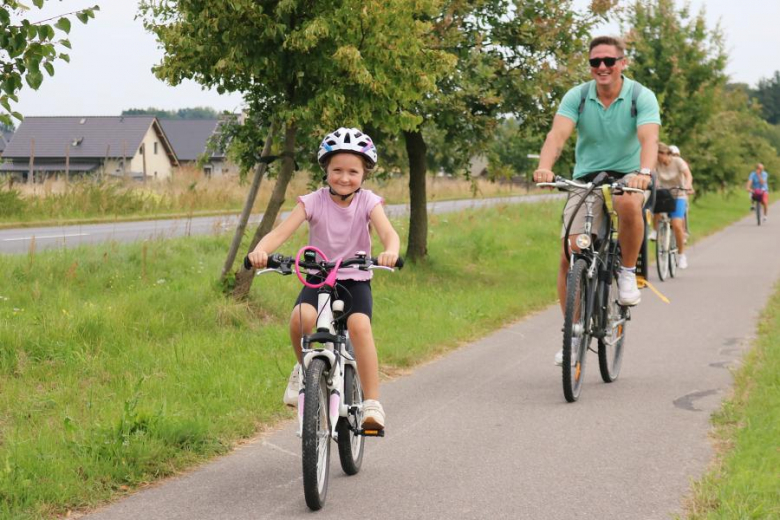 Ponad pięćdziesiąt osób nie wystraszyło się pogody i wzięło udział w powiatowym rajdzie rowerowym na