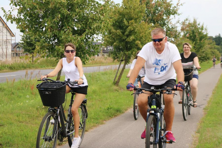 Ponad pięćdziesiąt osób nie wystraszyło się pogody i wzięło udział w powiatowym rajdzie rowerowym na