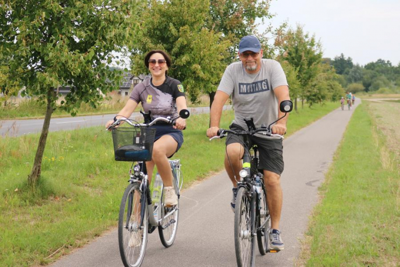 Ponad pięćdziesiąt osób nie wystraszyło się pogody i wzięło udział w powiatowym rajdzie rowerowym na
