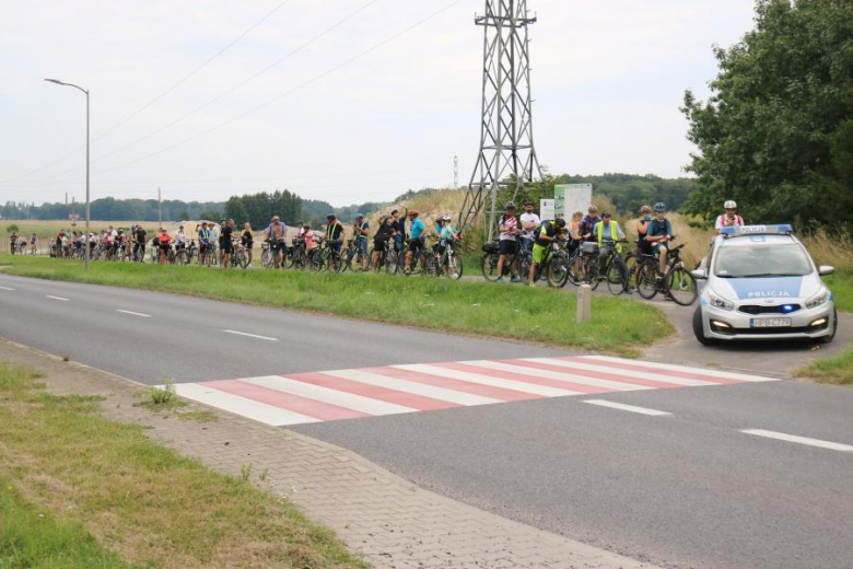Ponad pięćdziesiąt osób nie wystraszyło się pogody i wzięło udział w powiatowym rajdzie rowerowym na