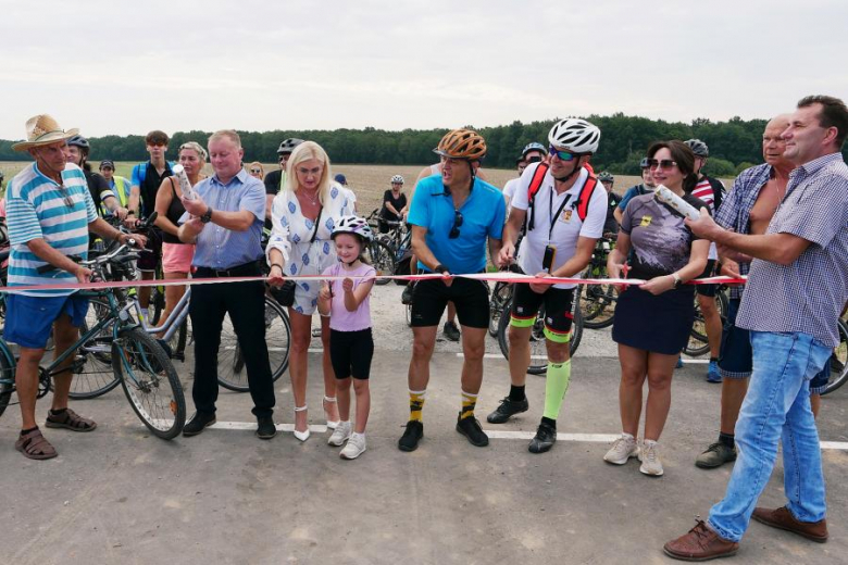Ponad pięćdziesiąt osób nie wystraszyło się pogody i wzięło udział w powiatowym rajdzie rowerowym na